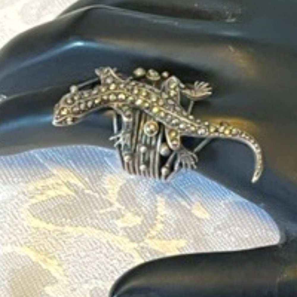 Lizard ring with textured details and tiny rhinestones on 10 bands